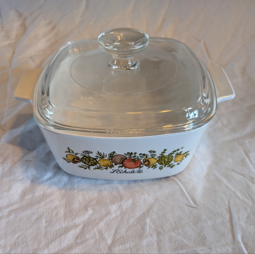 2/50$ Corningware White Casserole Dish with Spice Of Life "L'échalote"